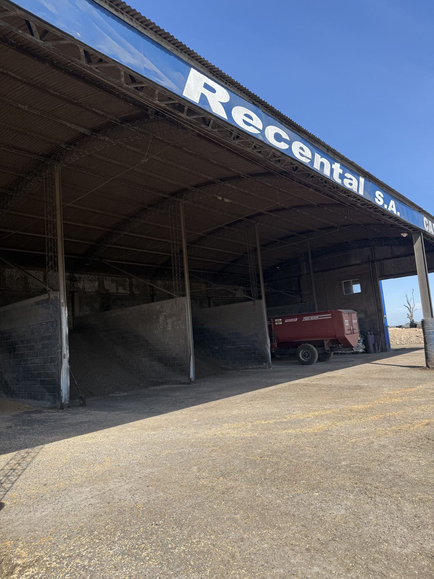 Galpón de alimentos del feedlot Recental S.A.